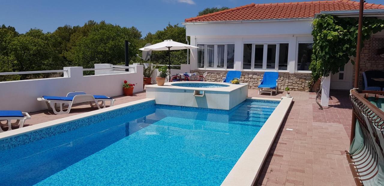 Villa Lucia With Private Pool And A Whirlpool Vis Exterior photo