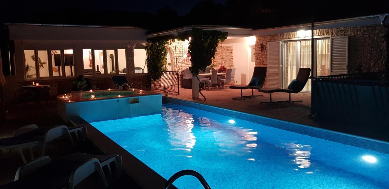 Villa Lucia With Private Pool And A Whirlpool Vis Exterior photo